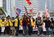 Demo Besar di Jantung Ibu Kota, Massa Mahasiswa Berhadapan dengan Polisi